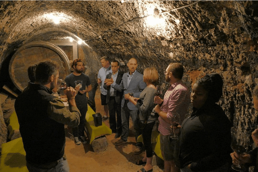 enoturismo Foto visita en la bodega subterranea